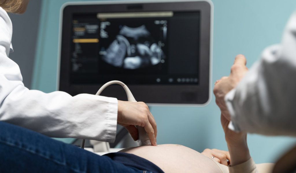 gynecologist-performing-ultrasound-consultation